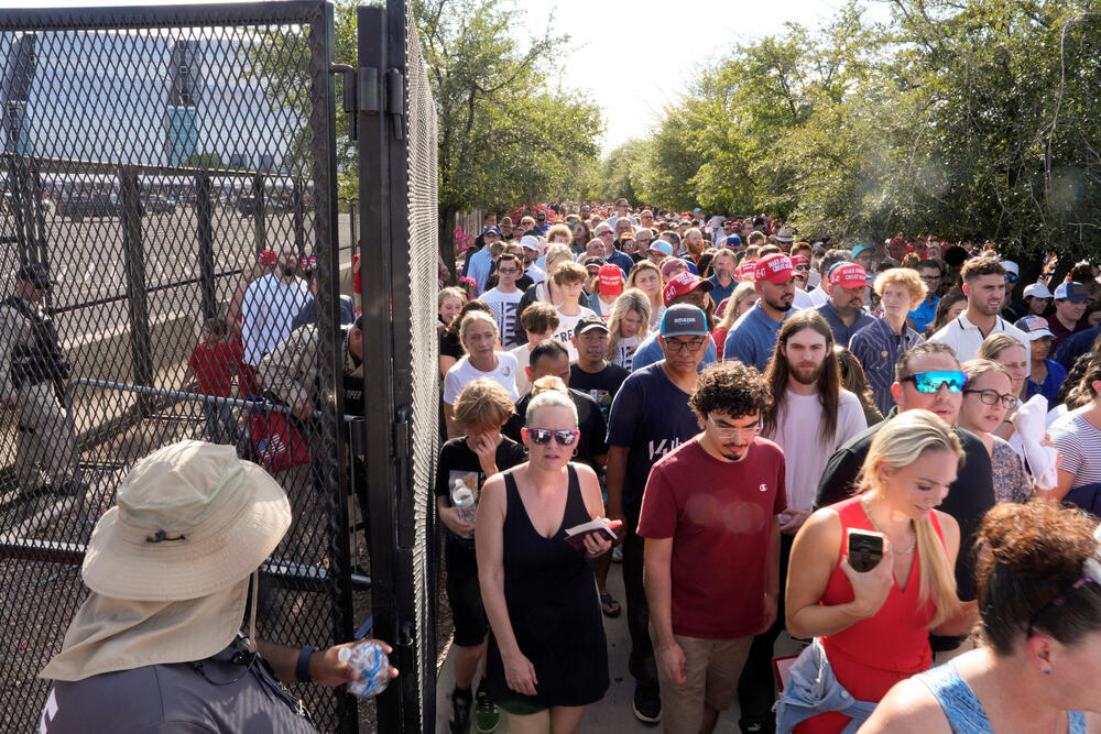<p>Supruga Čarlija Kirka, Erika, održala je emotivni govor, podigavši pogled ka nebu i šapnuvši: "Volim te", prije nego što je govorila o njegovoj posvećenosti hrišćanstvu, porodici i aktivizmu. Kirkovi imaju dvoje male djece.</p>