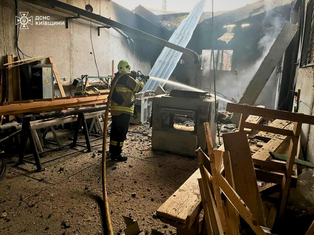 <p>U Zaporožju su rakete pogodile civilnu i industrijsku infrastrukturu, izazvavši više požara koji su uništili stambene zgrade, privatne kuće i vozila</p>