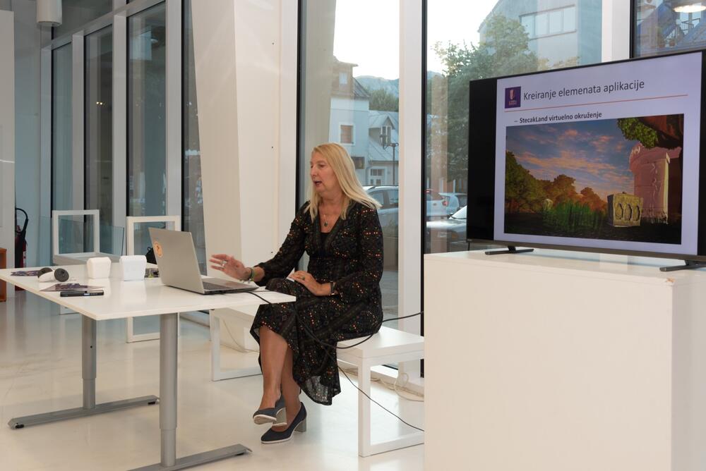 <p>Nova aplikacija Narodnog muzeja Crne Gore povezuje kulturno naslijeđe i savremenu tehnologiju, omogućavajući posjetiocima da istraže svijet stećaka kroz virtuelnu i proširenu stvarnost</p>