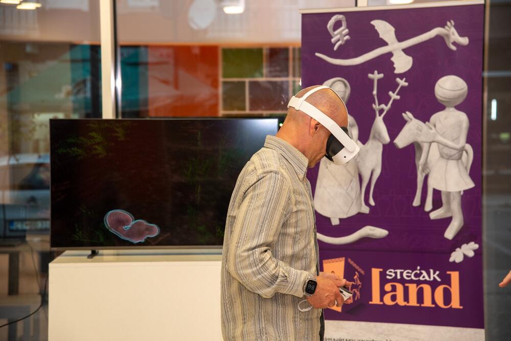 <p>Nova aplikacija Narodnog muzeja Crne Gore povezuje kulturno naslijeđe i savremenu tehnologiju, omogućavajući posjetiocima da istraže svijet stećaka kroz virtuelnu i proširenu stvarnost</p>