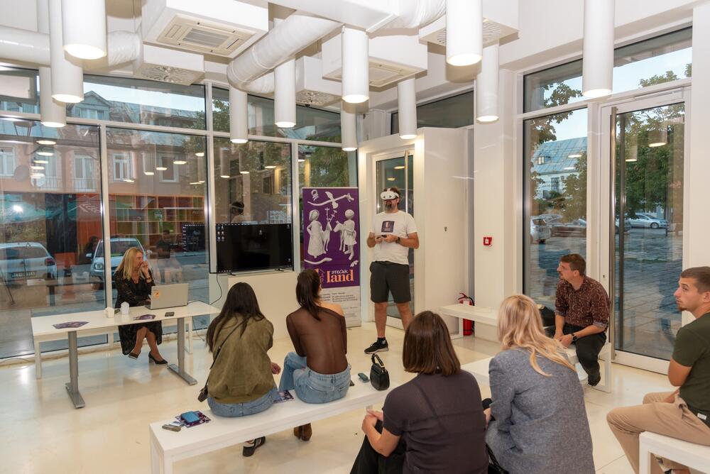 <p>Nova aplikacija Narodnog muzeja Crne Gore povezuje kulturno naslijeđe i savremenu tehnologiju, omogućavajući posjetiocima da istraže svijet stećaka kroz virtuelnu i proširenu stvarnost</p>