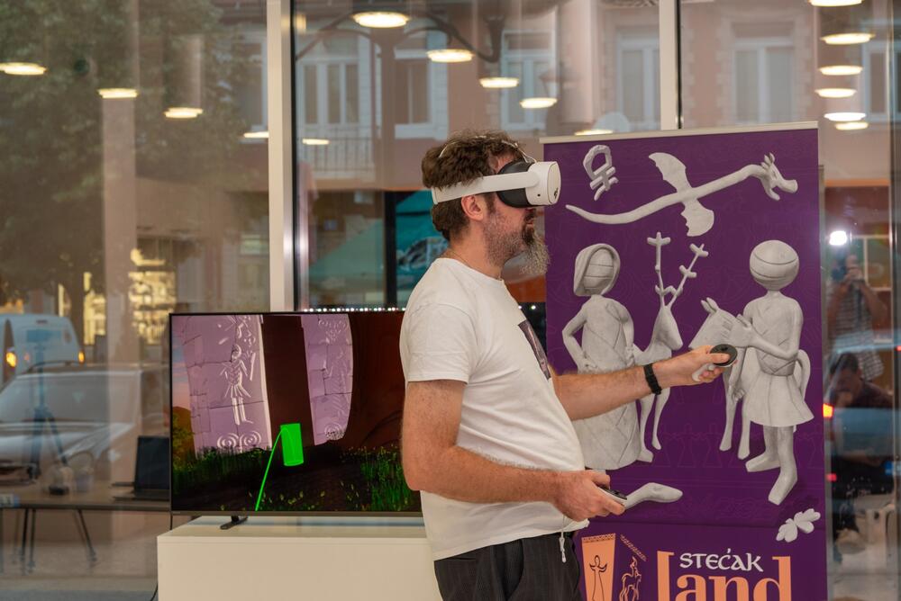 <p>Nova aplikacija Narodnog muzeja Crne Gore povezuje kulturno naslijeđe i savremenu tehnologiju, omogućavajući posjetiocima da istraže svijet stećaka kroz virtuelnu i proširenu stvarnost</p>