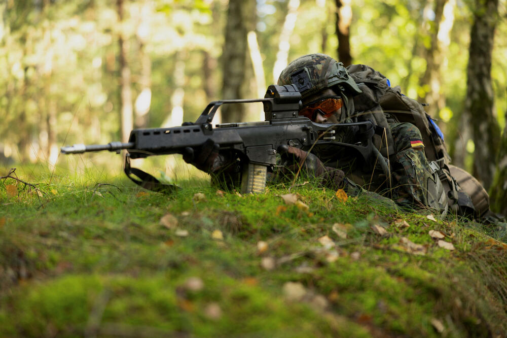 Njemački vojnik pohađa osnovnu specijalnu obuku iz pješadijske borbe na poligonu Dojbericer Hajde, 3. septembra 2025. godine, Foto: Reuters
