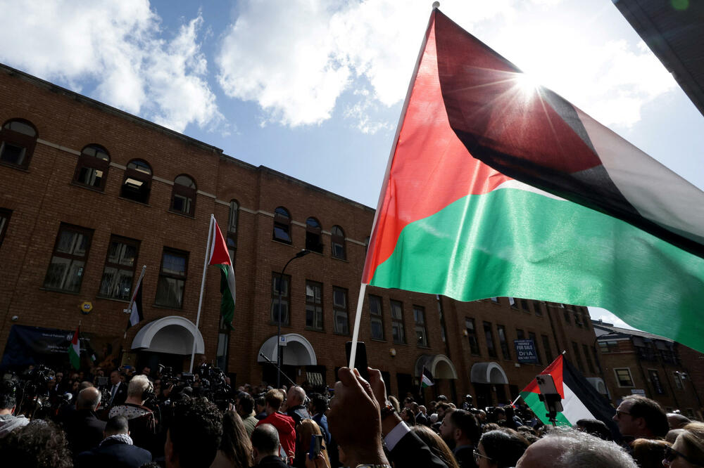 Slavlje palestinskih pristalica u Londonu nakon što je saopštemo da će Britanija priznati državu Palestinu, Foto: Rojters