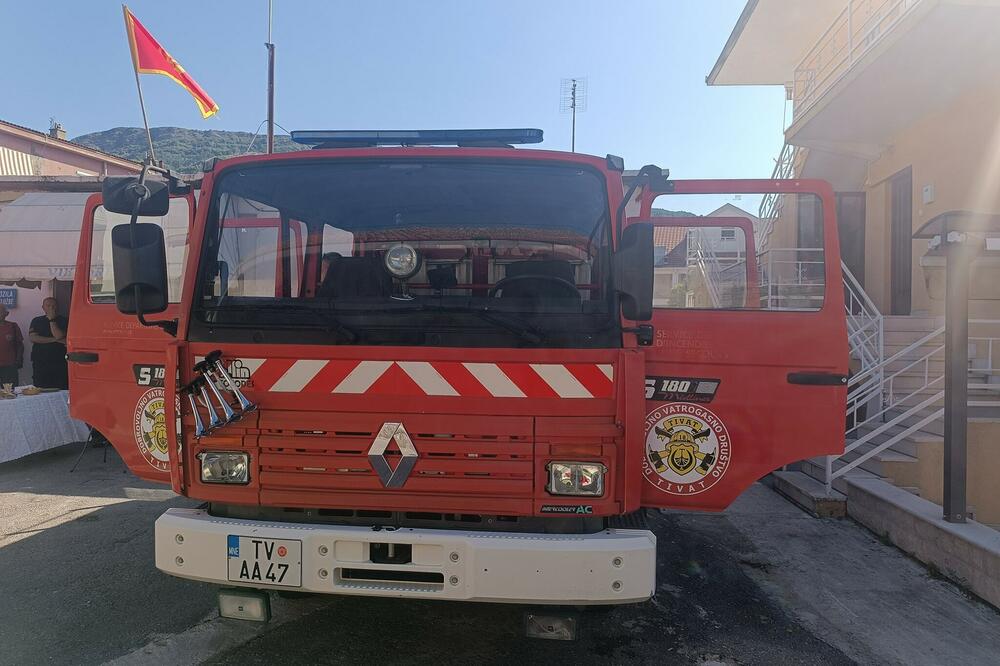 Nabavljeno vatrogasno vozilo, Foto: DVD Tivat