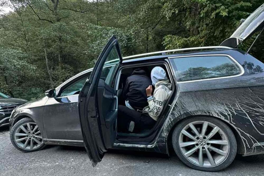 Svi bili smješteni u vozilo "VW Passat", Foto: Uprava policije