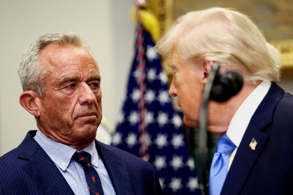 Tramp sa američkim sekretarom zdravlja Robertom F. Kenedijem na konferenciji za novinare u ponedjeljak, Foto: Rojters