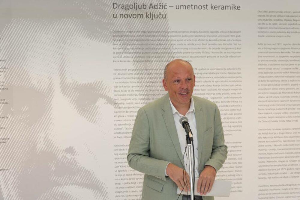 <p>„U glavi i vatri“: Retrospektiva na Cetinju otvara vrata univerzumu u kojem keramika postaje nosilac mitova, simbola i uznemirenih pitanja savremenog čovjeka</p>