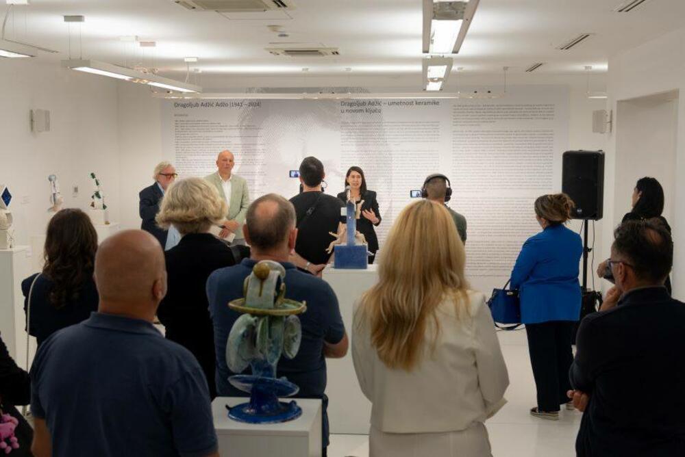 <p>„U glavi i vatri“: Retrospektiva na Cetinju otvara vrata univerzumu u kojem keramika postaje nosilac mitova, simbola i uznemirenih pitanja savremenog čovjeka</p>