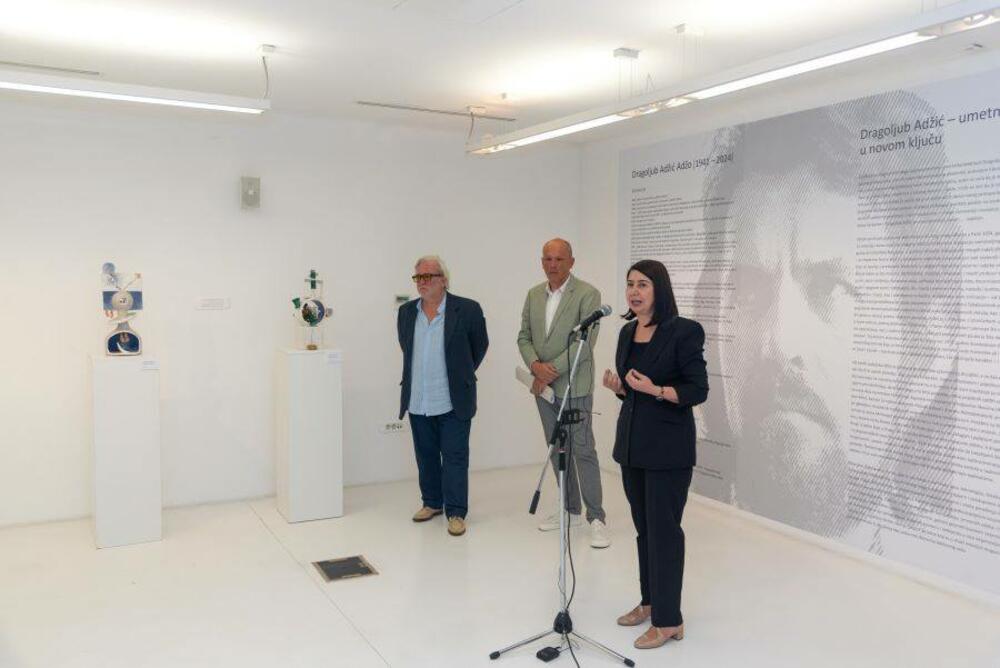 <p>„U glavi i vatri“: Retrospektiva na Cetinju otvara vrata univerzumu u kojem keramika postaje nosilac mitova, simbola i uznemirenih pitanja savremenog čovjeka</p>