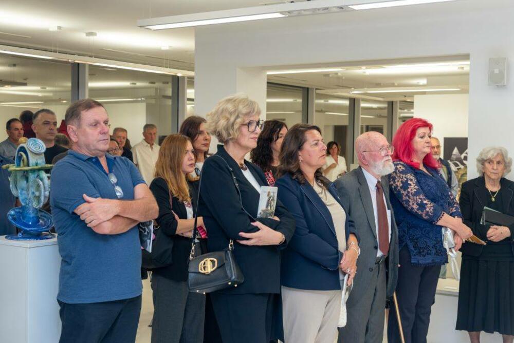 <p>„U glavi i vatri“: Retrospektiva na Cetinju otvara vrata univerzumu u kojem keramika postaje nosilac mitova, simbola i uznemirenih pitanja savremenog čovjeka</p>