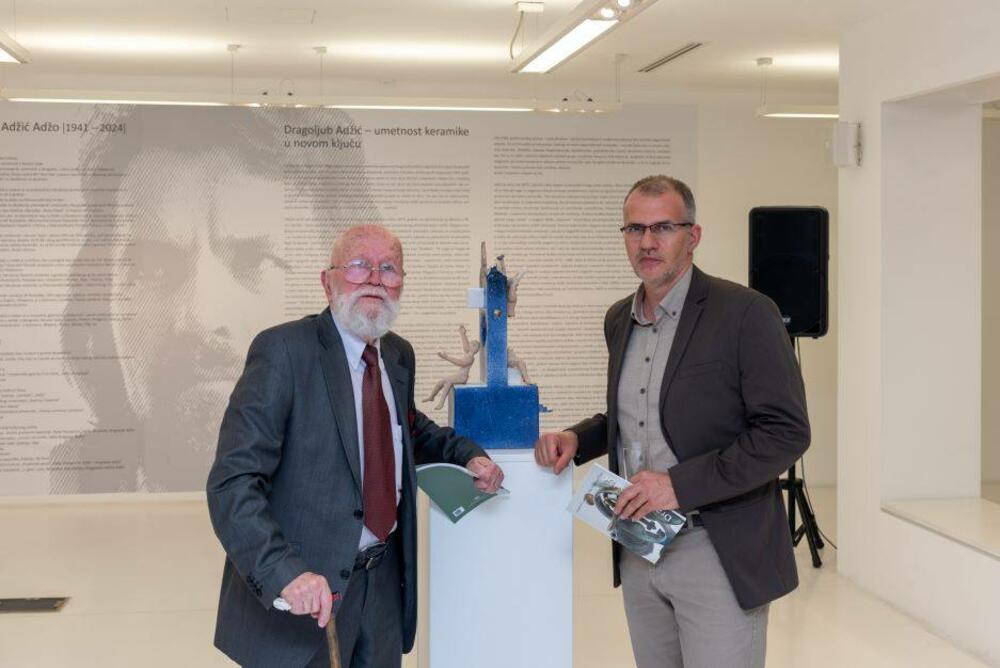 <p>„U glavi i vatri“: Retrospektiva na Cetinju otvara vrata univerzumu u kojem keramika postaje nosilac mitova, simbola i uznemirenih pitanja savremenog čovjeka</p>