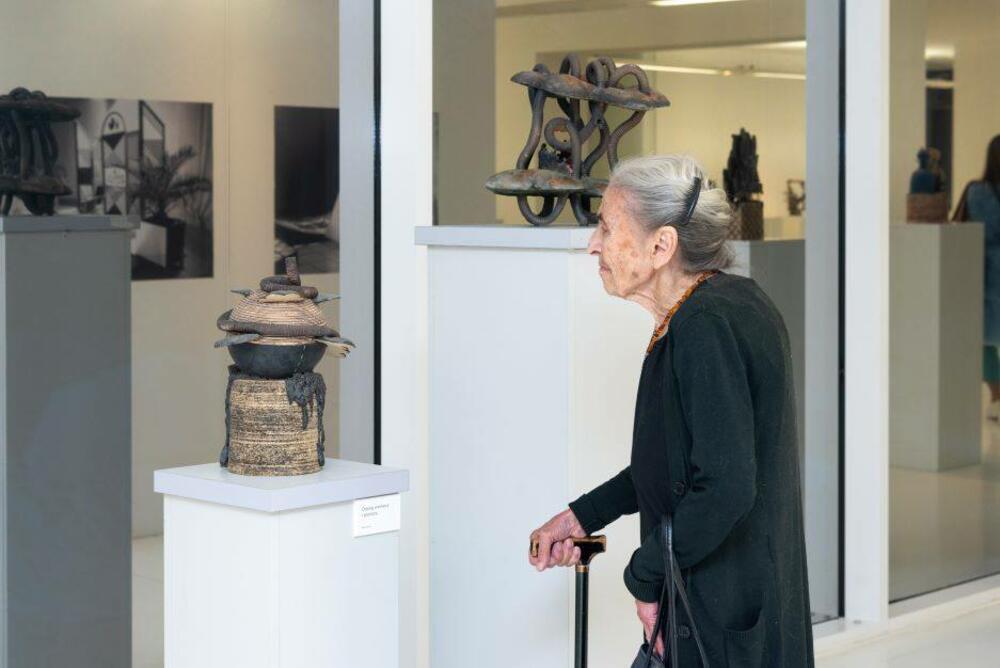 <p>„U glavi i vatri“: Retrospektiva na Cetinju otvara vrata univerzumu u kojem keramika postaje nosilac mitova, simbola i uznemirenih pitanja savremenog čovjeka</p>