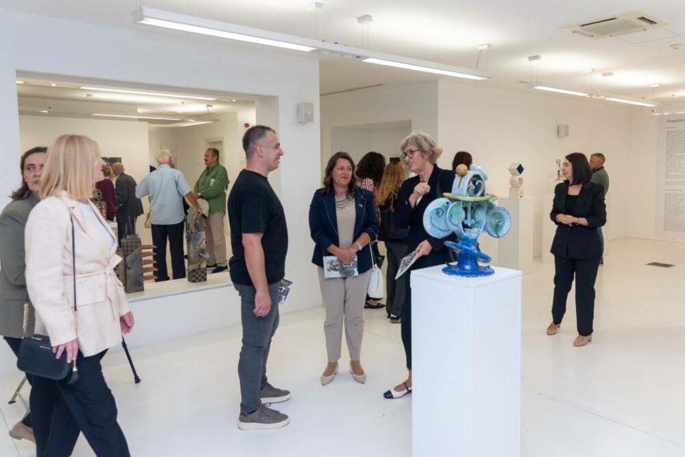 <p>„U glavi i vatri“: Retrospektiva na Cetinju otvara vrata univerzumu u kojem keramika postaje nosilac mitova, simbola i uznemirenih pitanja savremenog čovjeka</p>