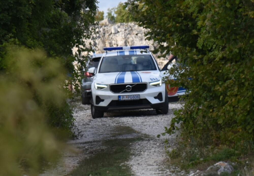 <p>Stefan Belada i Andrija Ivanović pronađeni su oko 15.45 mrtvi u automobilu koji je bio parkiran na makadamskom proširenju lokalnog puta, na oko 250 metara od puta Cetinje - Budva</p>