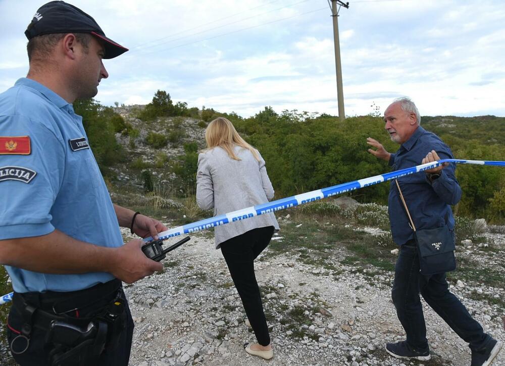 <p>Stefan Belada i Andrija Ivanović pronađeni su oko 15.45 mrtvi u automobilu koji je bio parkiran na makadamskom proširenju lokalnog puta, na oko 250 metara od puta Cetinje - Budva</p>