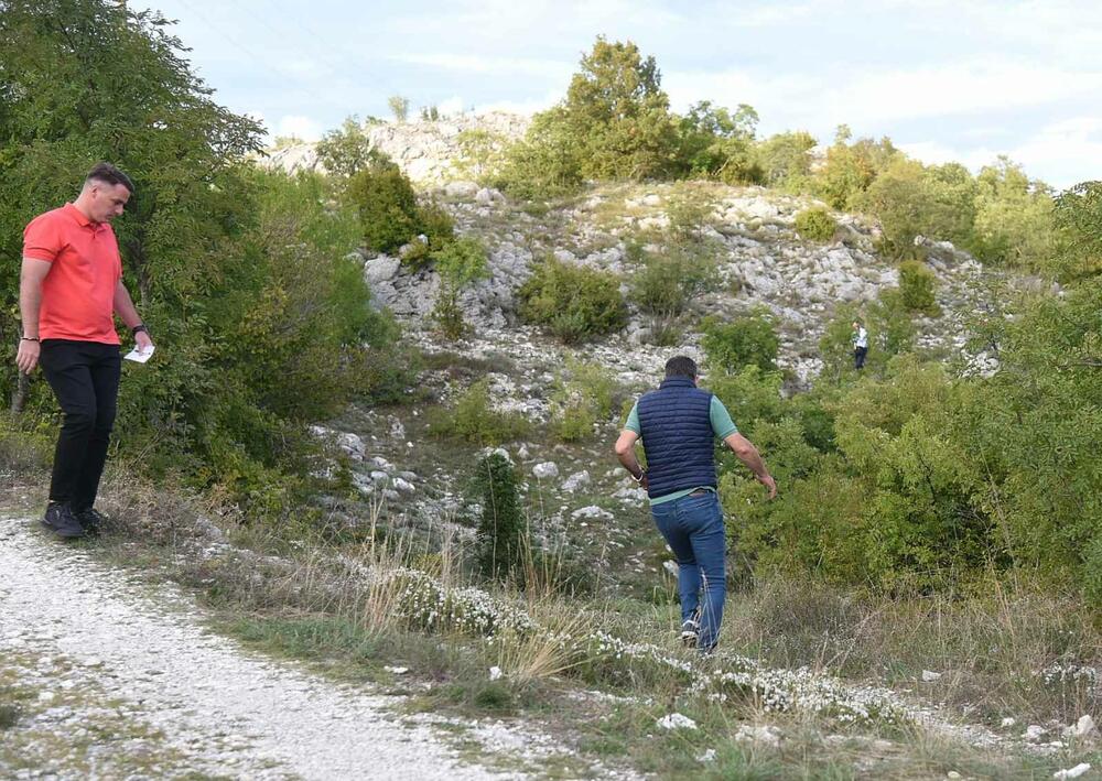 <p>Stefan Belada i Andrija Ivanović pronađeni su oko 15.45 mrtvi u automobilu koji je bio parkiran na makadamskom proširenju lokalnog puta, na oko 250 metara od puta Cetinje - Budva</p>