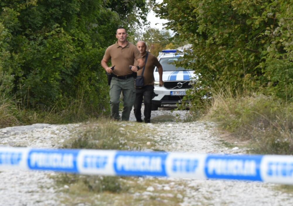 <p>Stefan Belada i Andrija Ivanović pronađeni su oko 15.45 mrtvi u automobilu koji je bio parkiran na makadamskom proširenju lokalnog puta, na oko 250 metara od puta Cetinje - Budva</p>