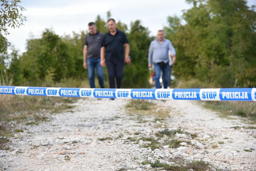 <p>Stefan Belada i Andrija Ivanović pronađeni su oko 15.45 mrtvi u automobilu koji je bio parkiran na makadamskom proširenju lokalnog puta, na oko 250 metara od puta Cetinje - Budva</p>