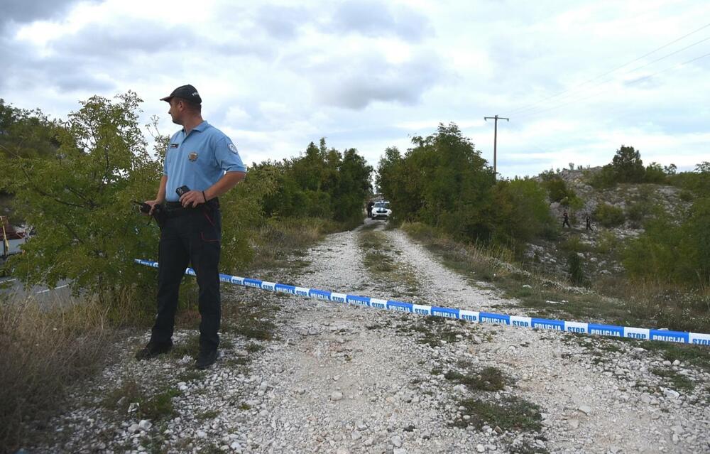 <p>Stefan Belada i Andrija Ivanović pronađeni su oko 15.45 mrtvi u automobilu koji je bio parkiran na makadamskom proširenju lokalnog puta, na oko 250 metara od puta Cetinje - Budva</p>