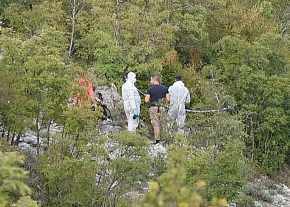 <p>Stefan Belada i Andrija Ivanović pronađeni su oko 15.45 mrtvi u automobilu koji je bio parkiran na makadamskom proširenju lokalnog puta, na oko 250 metara od puta Cetinje - Budva</p>