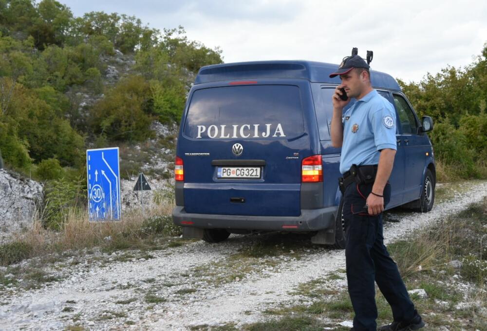 <p>Stefan Belada i Andrija Ivanović pronađeni su oko 15.45 mrtvi u automobilu koji je bio parkiran na makadamskom proširenju lokalnog puta, na oko 250 metara od puta Cetinje - Budva</p>