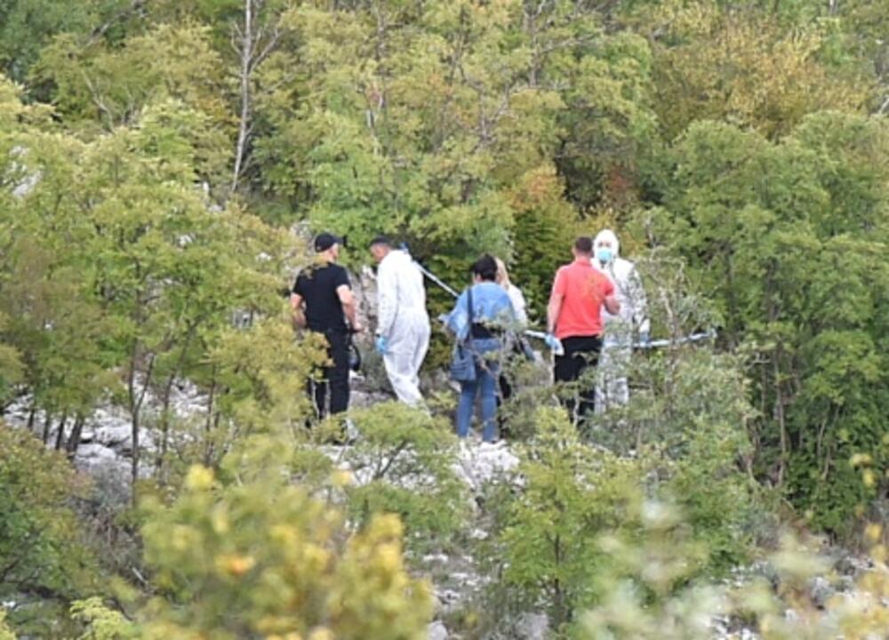 <p>Stefan Belada i Andrija Ivanović pronađeni su oko 15.45 mrtvi u automobilu koji je bio parkiran na makadamskom proširenju lokalnog puta, na oko 250 metara od puta Cetinje - Budva</p>