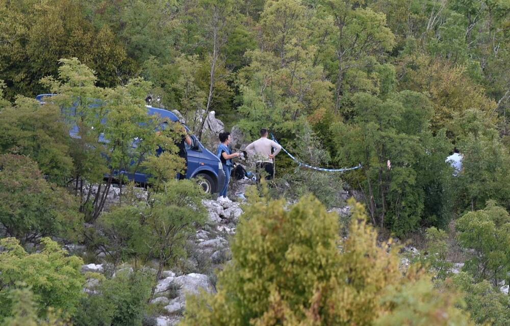 <p>Stefan Belada i Andrija Ivanović pronađeni su oko 15.45 mrtvi u automobilu koji je bio parkiran na makadamskom proširenju lokalnog puta, na oko 250 metara od puta Cetinje - Budva</p>