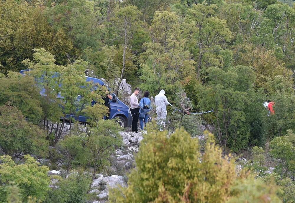 <p>Stefan Belada i Andrija Ivanović pronađeni su oko 15.45 mrtvi u automobilu koji je bio parkiran na makadamskom proširenju lokalnog puta, na oko 250 metara od puta Cetinje - Budva</p>