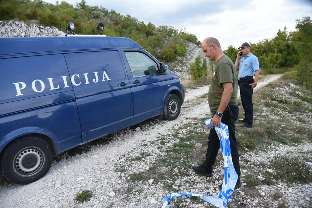 <p>Stefan Belada i Andrija Ivanović pronađeni su oko 15.45 mrtvi u automobilu koji je bio parkiran na makadamskom proširenju lokalnog puta, na oko 250 metara od puta Cetinje - Budva</p>