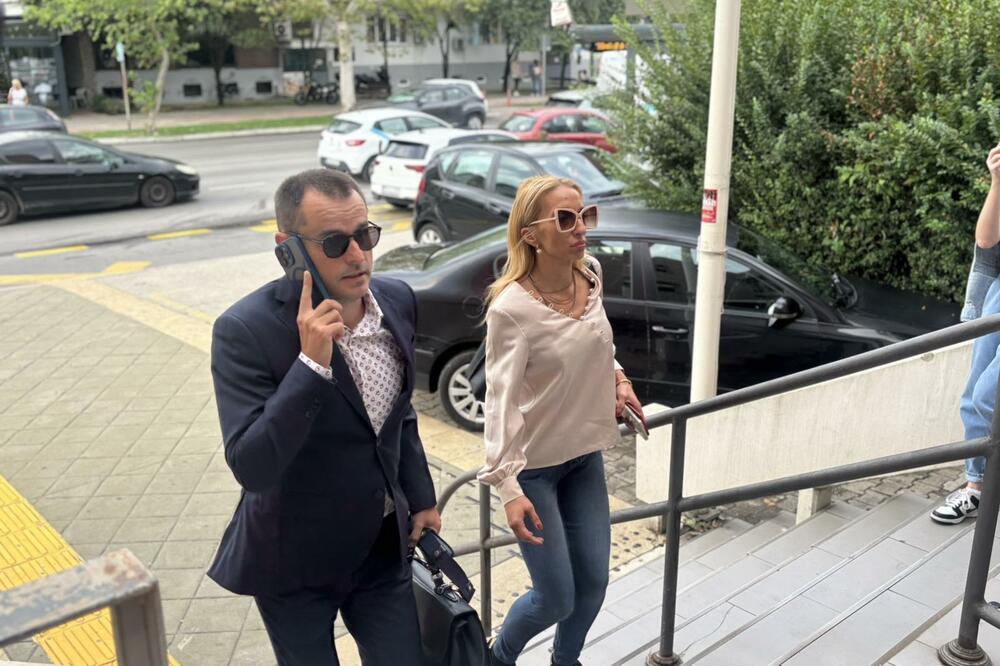 Katarina Baćović i njen branilac na ulazu u podgorički Osnovni sud, Foto: Jelena Kočanović