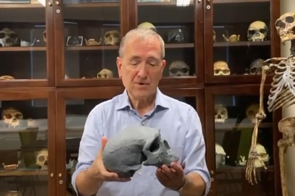 Kris Stringer drži lobanju, Foto: Reuters