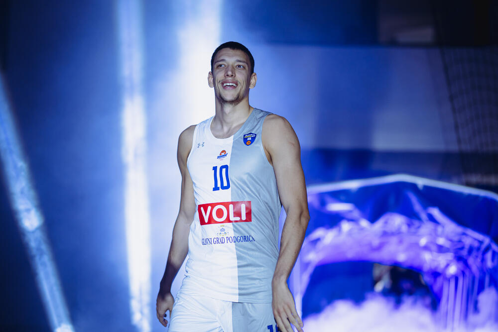 <p>"Plava noć" - podgorički košarkaški klub predstavio tim, pojčanja, ambicije, viziju, sponzore, nove dresove</p>