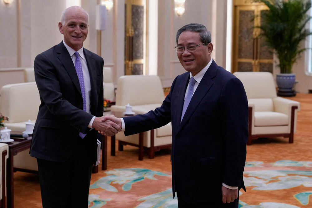 Američki zakonodavac Adam Smit i kineski premijer Li Ćijang, Foto: REUTERS