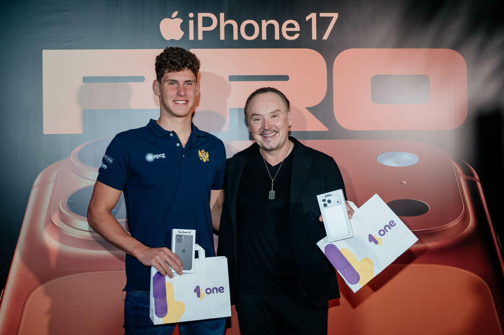 <p><em>Podgorica je sinoć disala u ritmu svjetskih metropola. Odbrojavajući od broja 17, tačno u ponoć, širom su otvorena vrata One poslovnice na Rimskom trgu gdje je otpočela zvanična prodaja novog iPhone-a 17.</em></p>