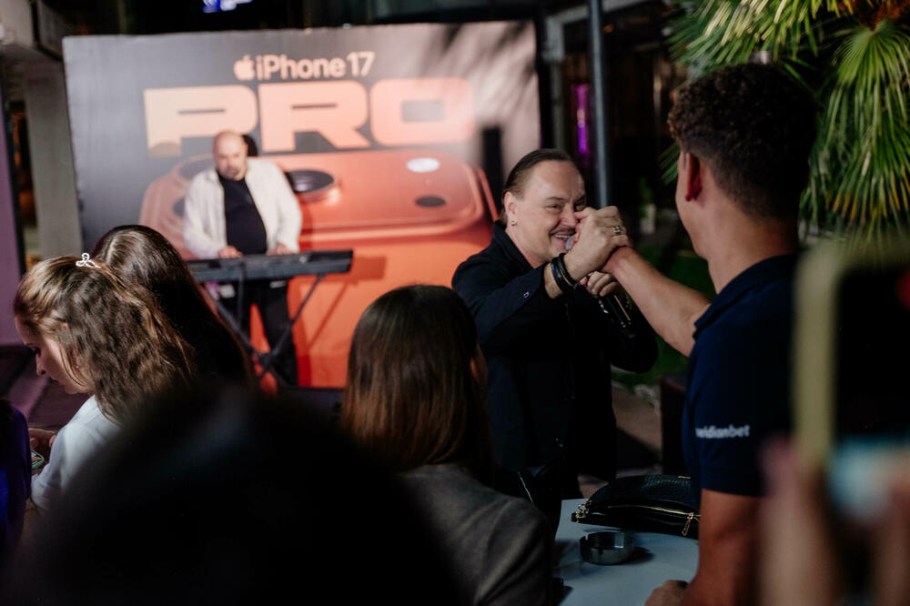 <p><em>Podgorica je sinoć disala u ritmu svjetskih metropola. Odbrojavajući od broja 17, tačno u ponoć, širom su otvorena vrata One poslovnice na Rimskom trgu gdje je otpočela zvanična prodaja novog iPhone-a 17.</em></p>