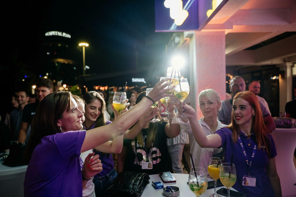 <p><em>Podgorica je sinoć disala u ritmu svjetskih metropola. Odbrojavajući od broja 17, tačno u ponoć, širom su otvorena vrata One poslovnice na Rimskom trgu gdje je otpočela zvanična prodaja novog iPhone-a 17.</em></p>