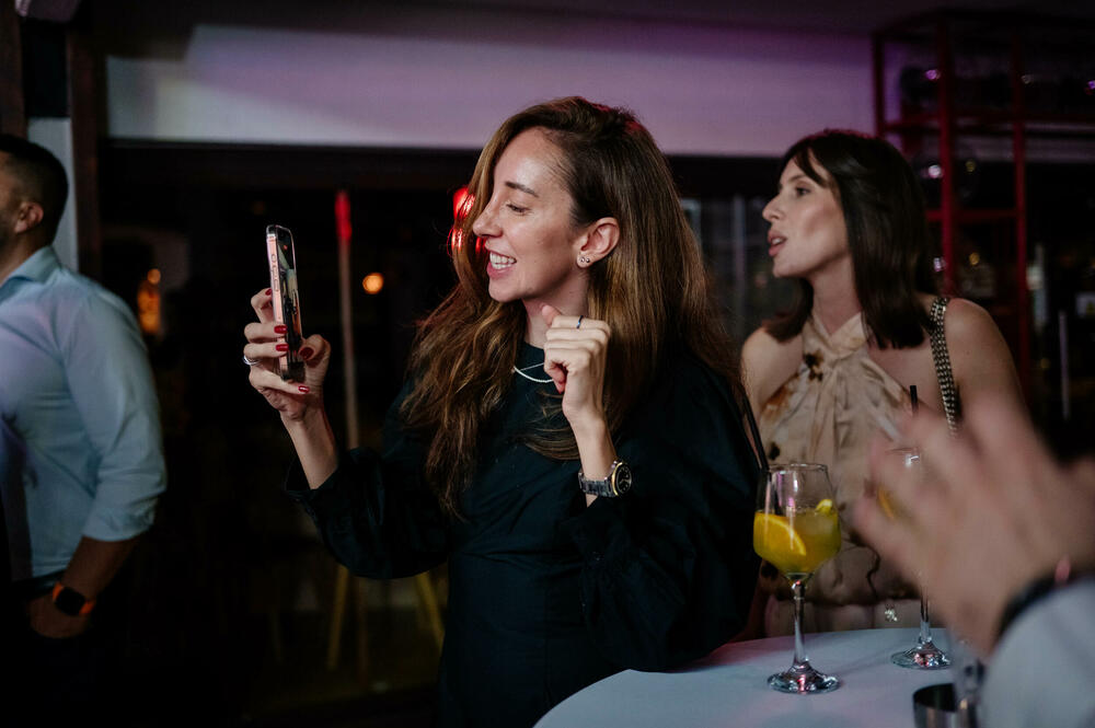 <p><em>Podgorica je sinoć disala u ritmu svjetskih metropola. Odbrojavajući od broja 17, tačno u ponoć, širom su otvorena vrata One poslovnice na Rimskom trgu gdje je otpočela zvanična prodaja novog iPhone-a 17.</em></p>