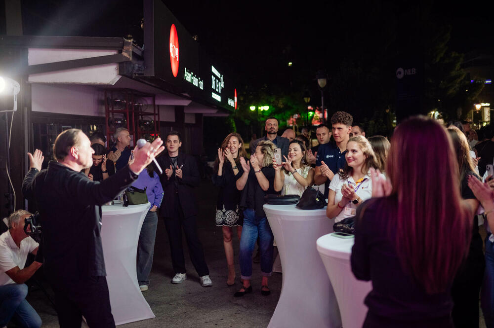 <p><em>Podgorica je sinoć disala u ritmu svjetskih metropola. Odbrojavajući od broja 17, tačno u ponoć, širom su otvorena vrata One poslovnice na Rimskom trgu gdje je otpočela zvanična prodaja novog iPhone-a 17.</em></p>