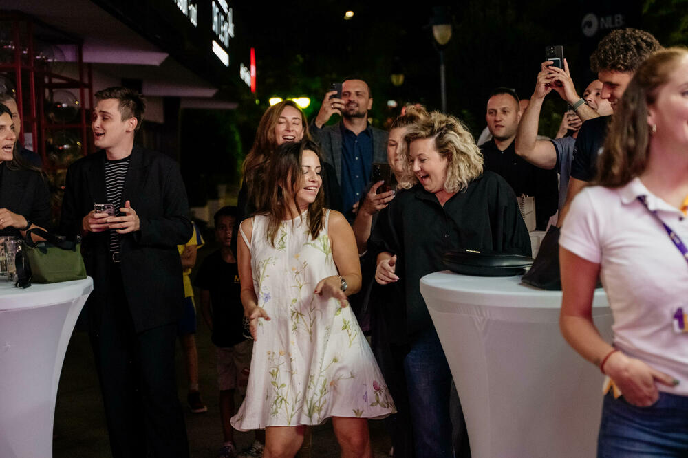 <p><em>Podgorica je sinoć disala u ritmu svjetskih metropola. Odbrojavajući od broja 17, tačno u ponoć, širom su otvorena vrata One poslovnice na Rimskom trgu gdje je otpočela zvanična prodaja novog iPhone-a 17.</em></p>