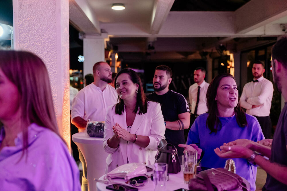 <p><em>Podgorica je sinoć disala u ritmu svjetskih metropola. Odbrojavajući od broja 17, tačno u ponoć, širom su otvorena vrata One poslovnice na Rimskom trgu gdje je otpočela zvanična prodaja novog iPhone-a 17.</em></p>