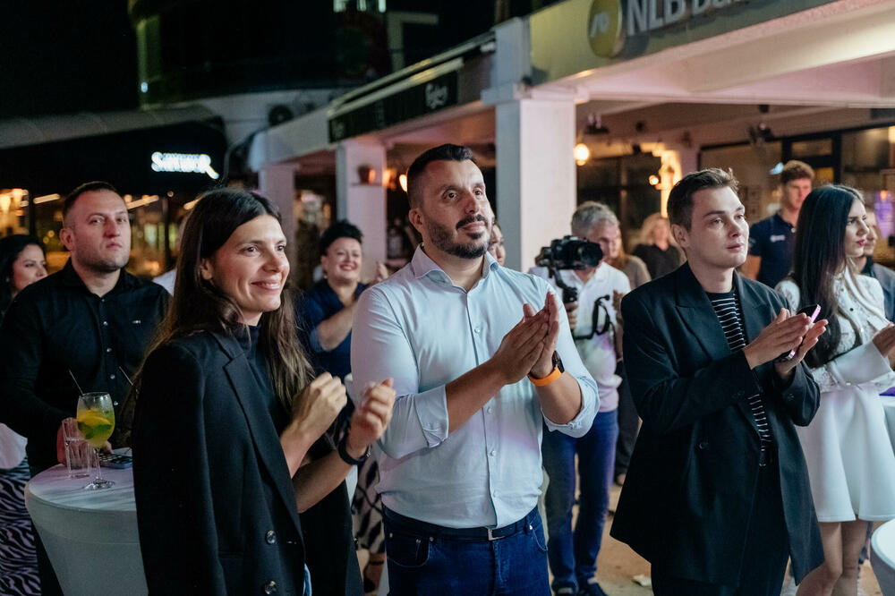 <p><em>Podgorica je sinoć disala u ritmu svjetskih metropola. Odbrojavajući od broja 17, tačno u ponoć, širom su otvorena vrata One poslovnice na Rimskom trgu gdje je otpočela zvanična prodaja novog iPhone-a 17.</em></p>