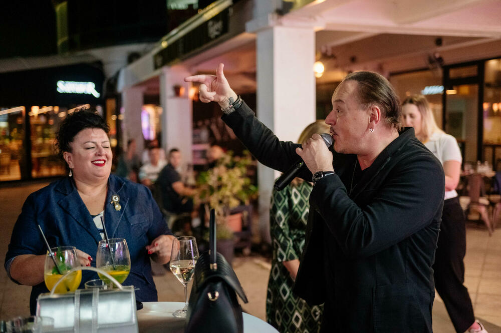 <p><em>Podgorica je sinoć disala u ritmu svjetskih metropola. Odbrojavajući od broja 17, tačno u ponoć, širom su otvorena vrata One poslovnice na Rimskom trgu gdje je otpočela zvanična prodaja novog iPhone-a 17.</em></p>