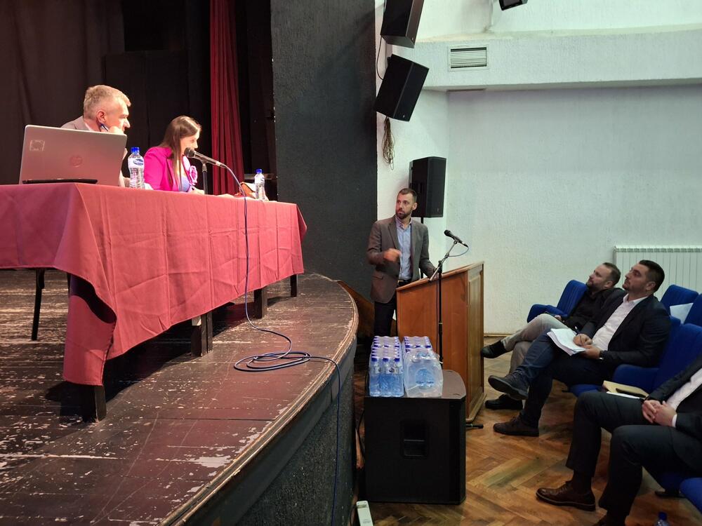 Zeković za govornicom