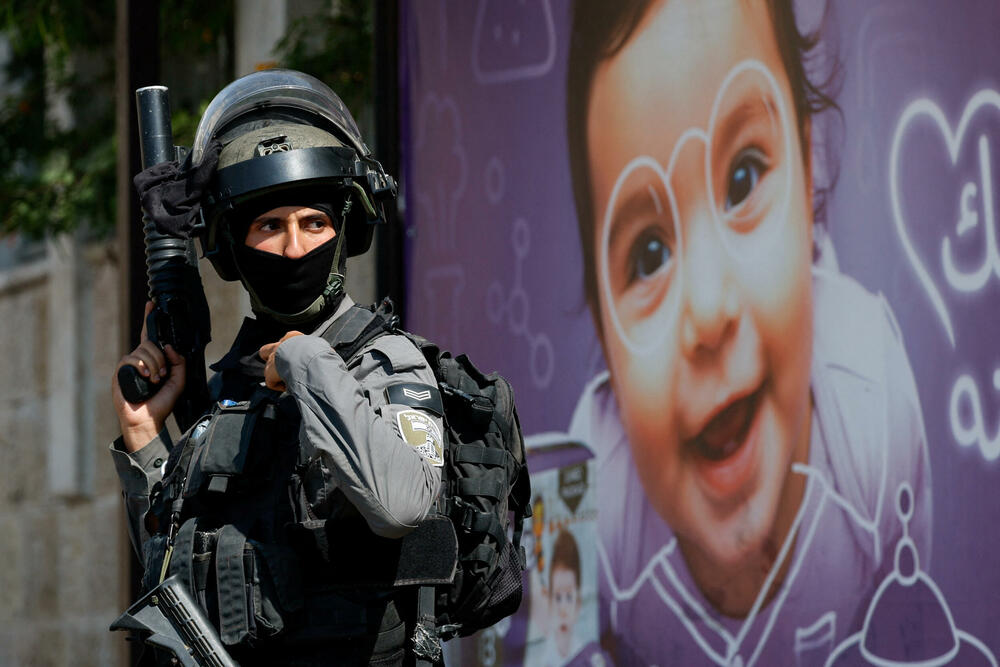 Pripadnik izraelskih snaga tokom racije u Ramali