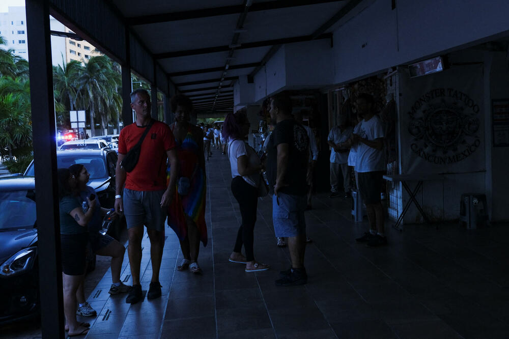 <p>Semafori su prestali da rade u Kankunu, što je izazvalo poremećaj u saobraćaju, dok su samo preduzeća sa generatorima nastavila da rade</p>