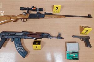 UP: Nikšićka policija oduzela automatsku pušku, pušku sa optičkim...