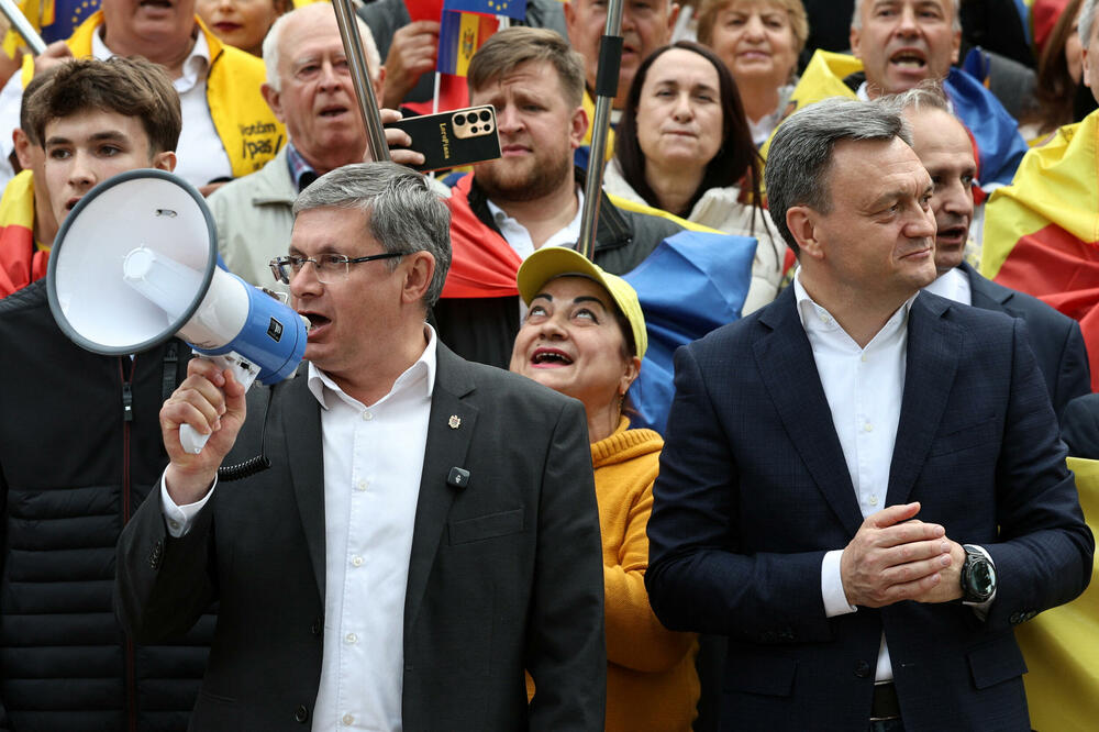Miting pristalica proevropske Partije akcije i solidarnosti (PAS) ispred zgrade parlamenta uoči predstojećih parlamentarnih izbora, Foto: Reuters