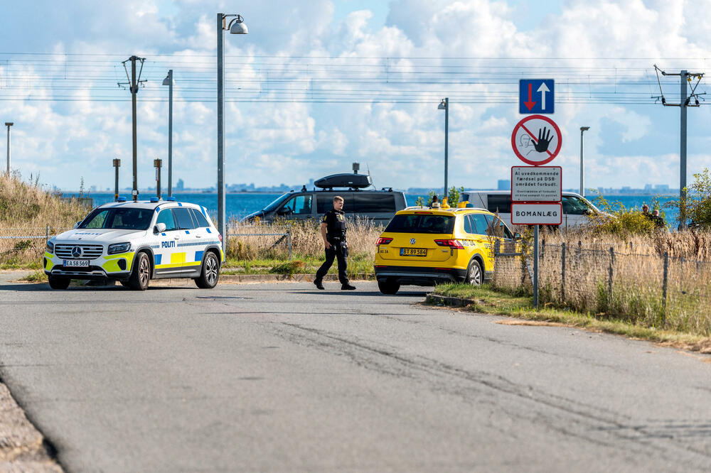 Policajac pored vozila nakon privremenog zatvaranja vazdušnog prostora u ponedjeljak, pošto su dronovi primijećeni u danskom vazdušnom prostoru: Detalj iz Kopenhagenua, 23. septembar 2025., Foto: Reuters