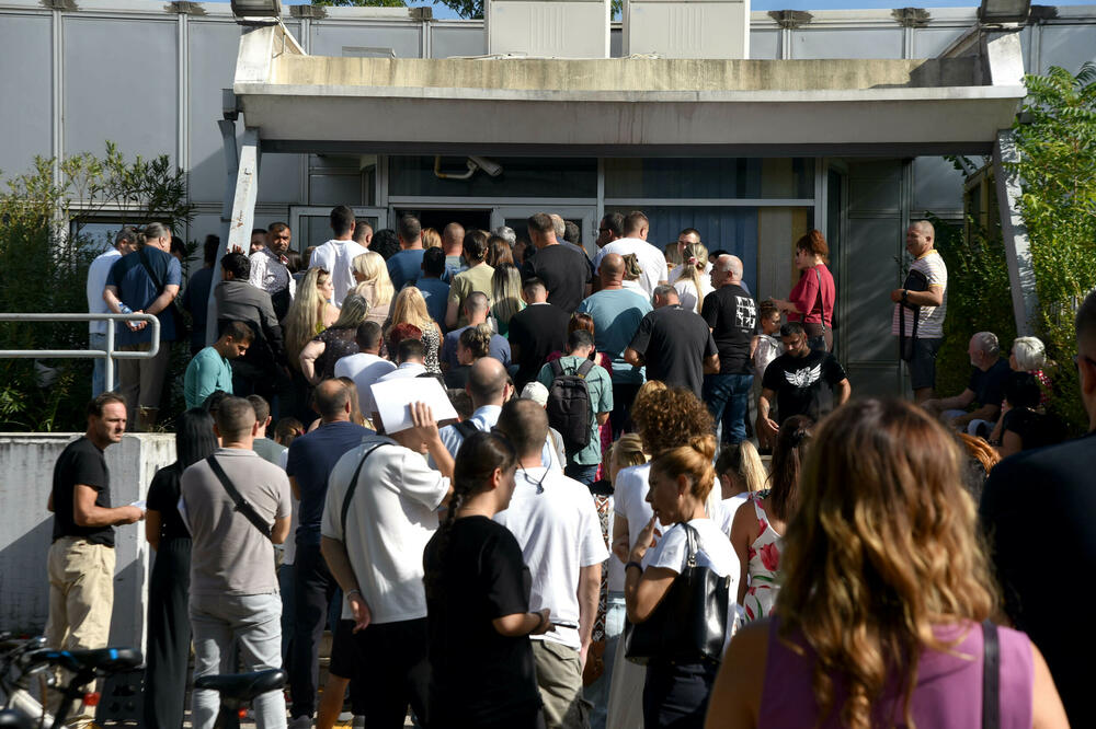 Gužve na odjeljenjima MUP-a za izdavanje ličnih dokumenata, Foto: BORIS PEJOVIC